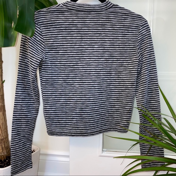 Striped mock neck crop top - Picture 2 of 4